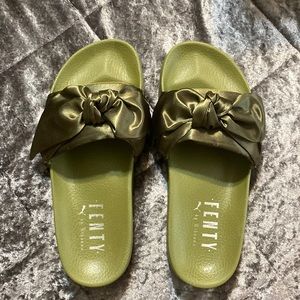 Fenty Puma bow slides, olive green wmns 8.5